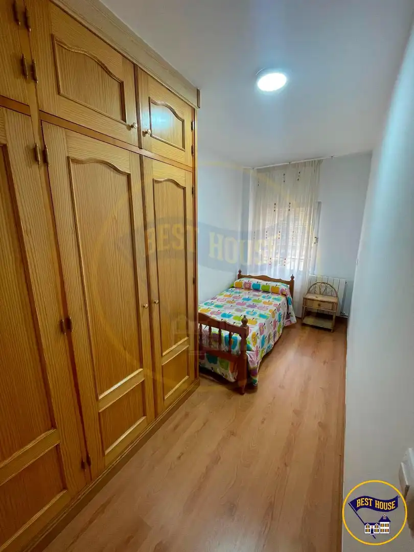 Dormitori de Pis per a compartir en Cuenca amb Calefacció, Parquet i Terrassa