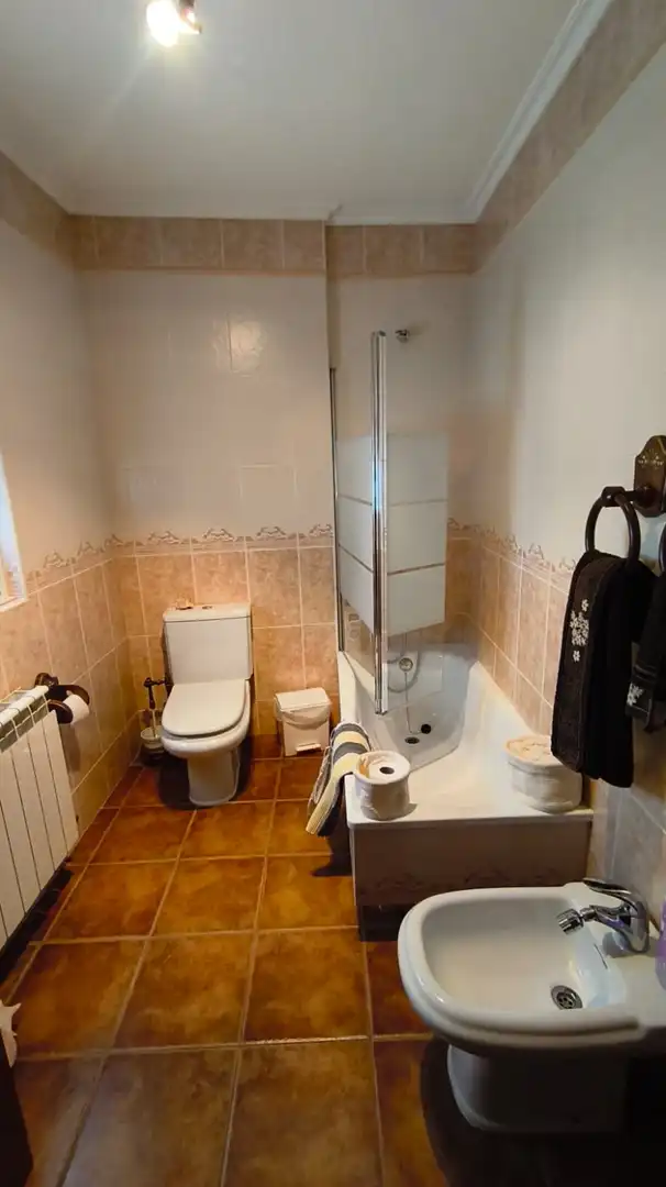 Badezimmer von Einfamilien-Reihenhaus zum Verkauf in El Burgo Ranero  mit Heizung, Privatgarten und Parkett