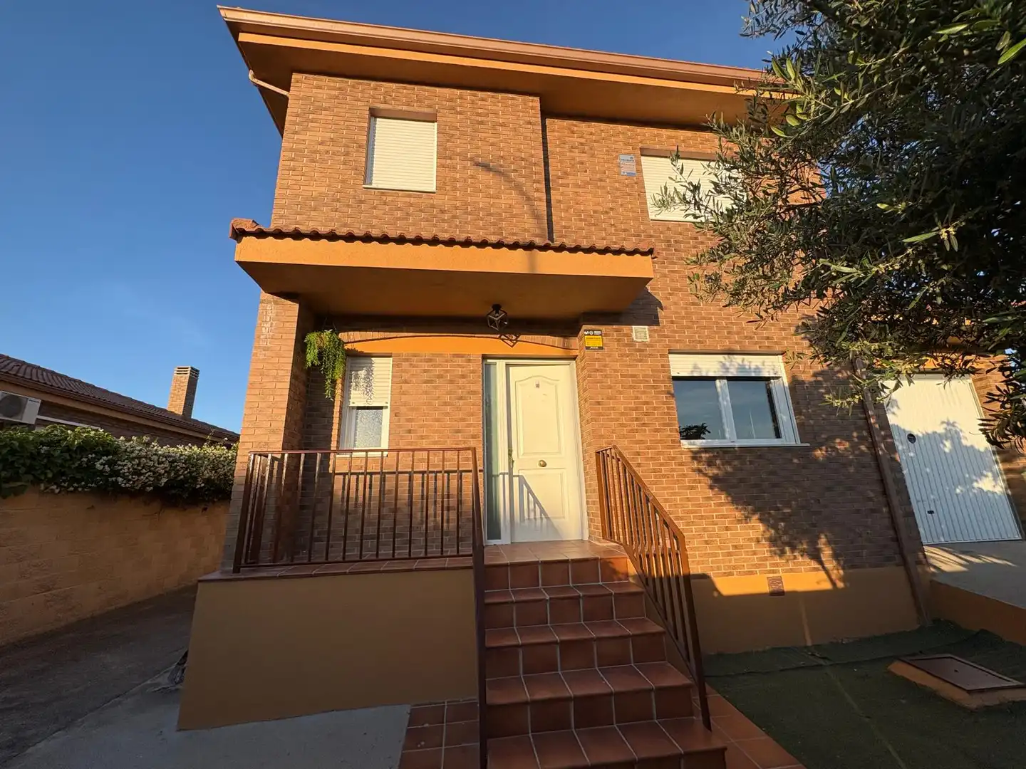 Vista exterior de Casa o xalet en venda en Torres de la Alameda amb Aire condicionat, Calefacció i Jardí privat