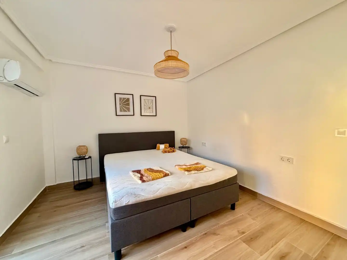 Habitación de Apartamento en venta en Catral con Lavadora, Microondas y TV