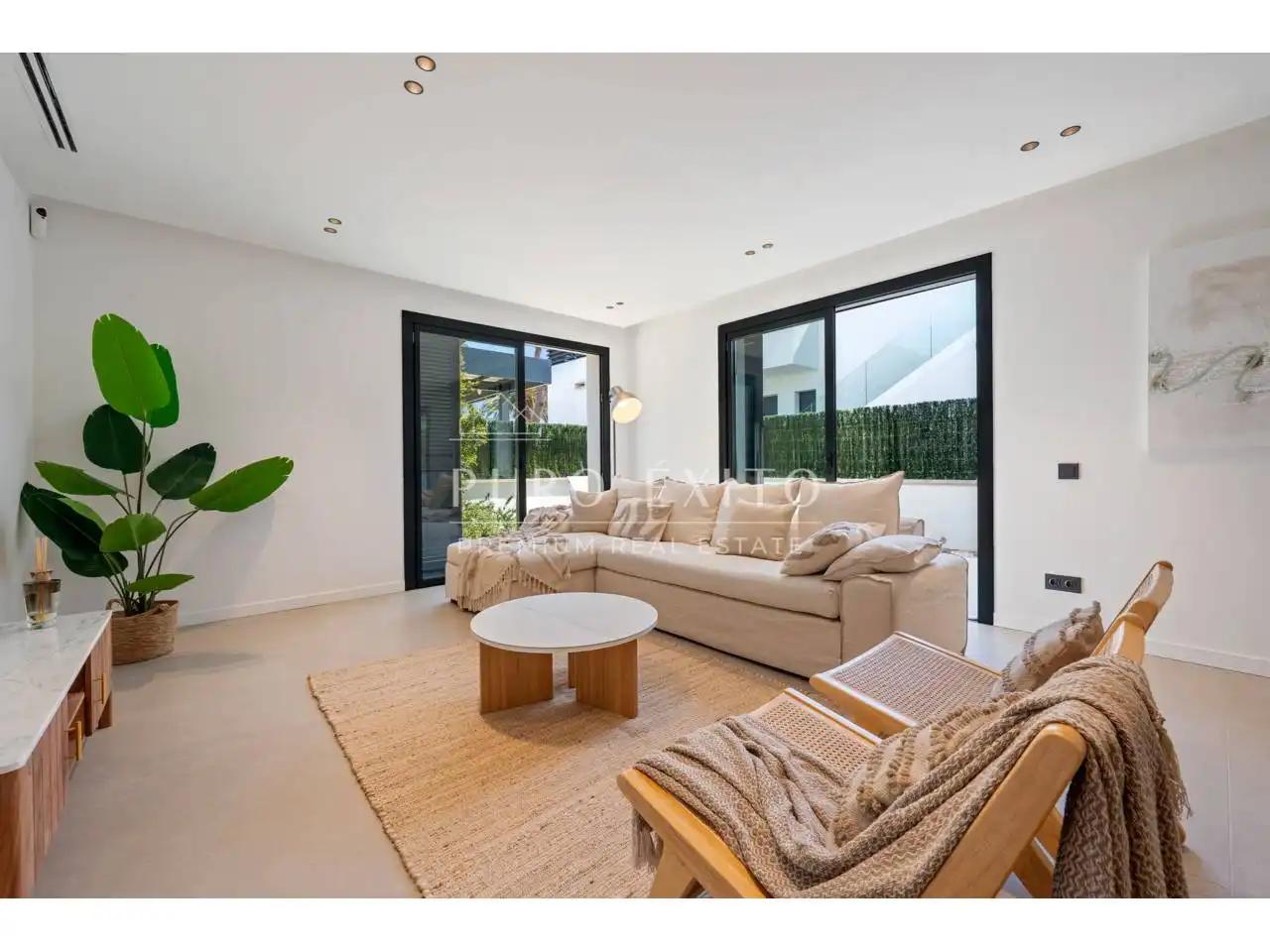 Living room of Houses for sale in Cambrils  with Air Conditioner, Private garden and Terrace