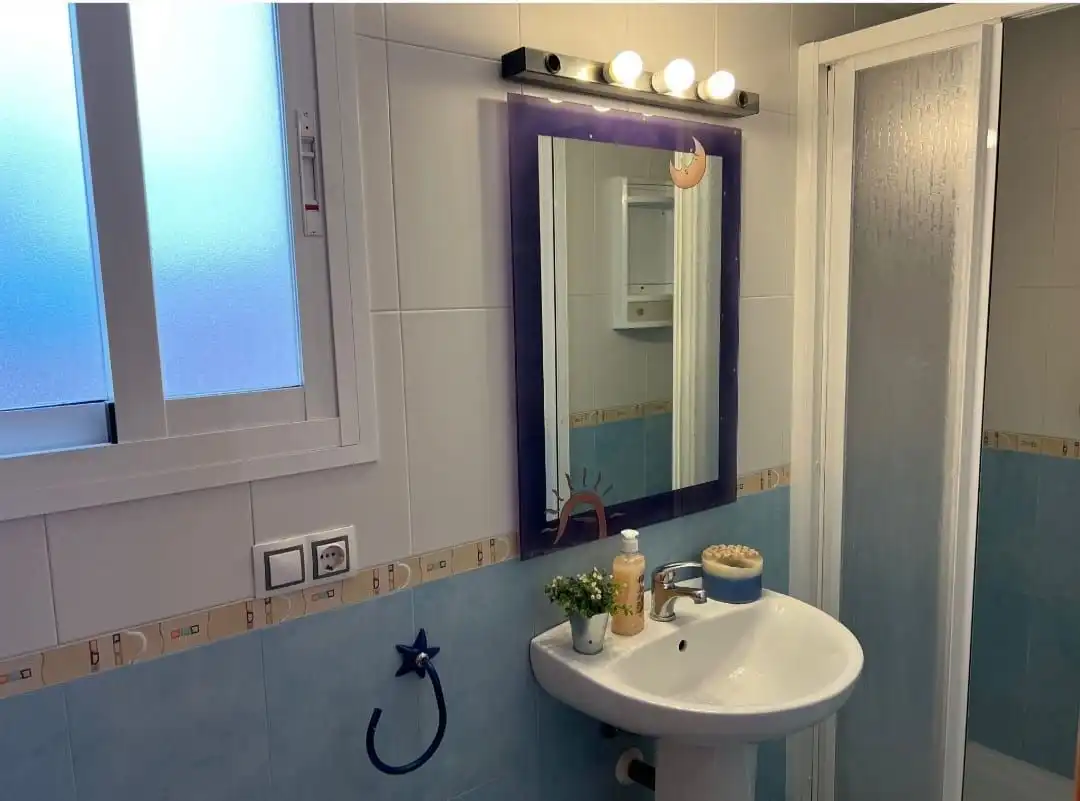 Bany de Apartament de lloguer en Fuengirola amb Aire condicionat, Calefacció i Terrassa
