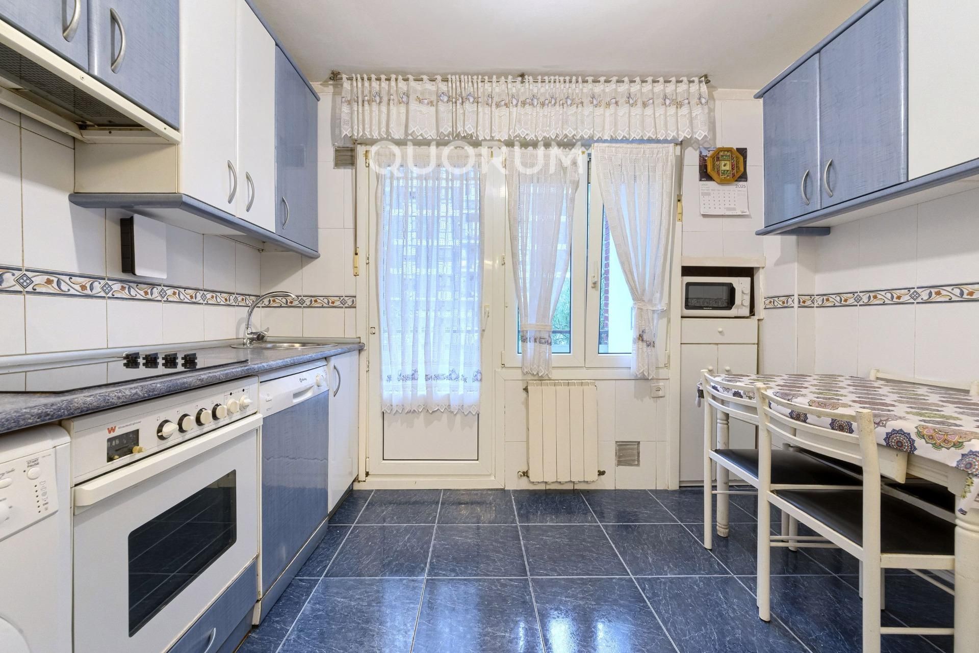 Cuina de Pis en venda en Basauri  amb Calefacció, Parquet i Traster