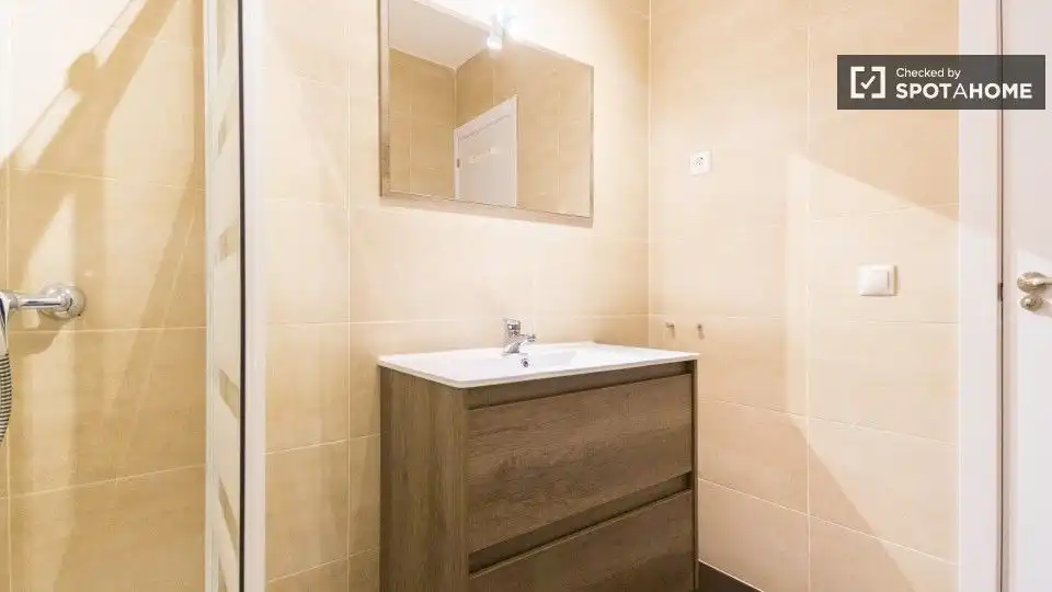 Badezimmer von Wohnung zur untervermieten in Madrid mit Klimaanlage und Terrasse