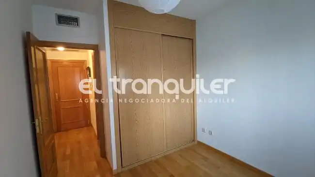 Bedroom of Flat for rent in Madrid  with Air Conditioner, Swimming Pool and Washing machine