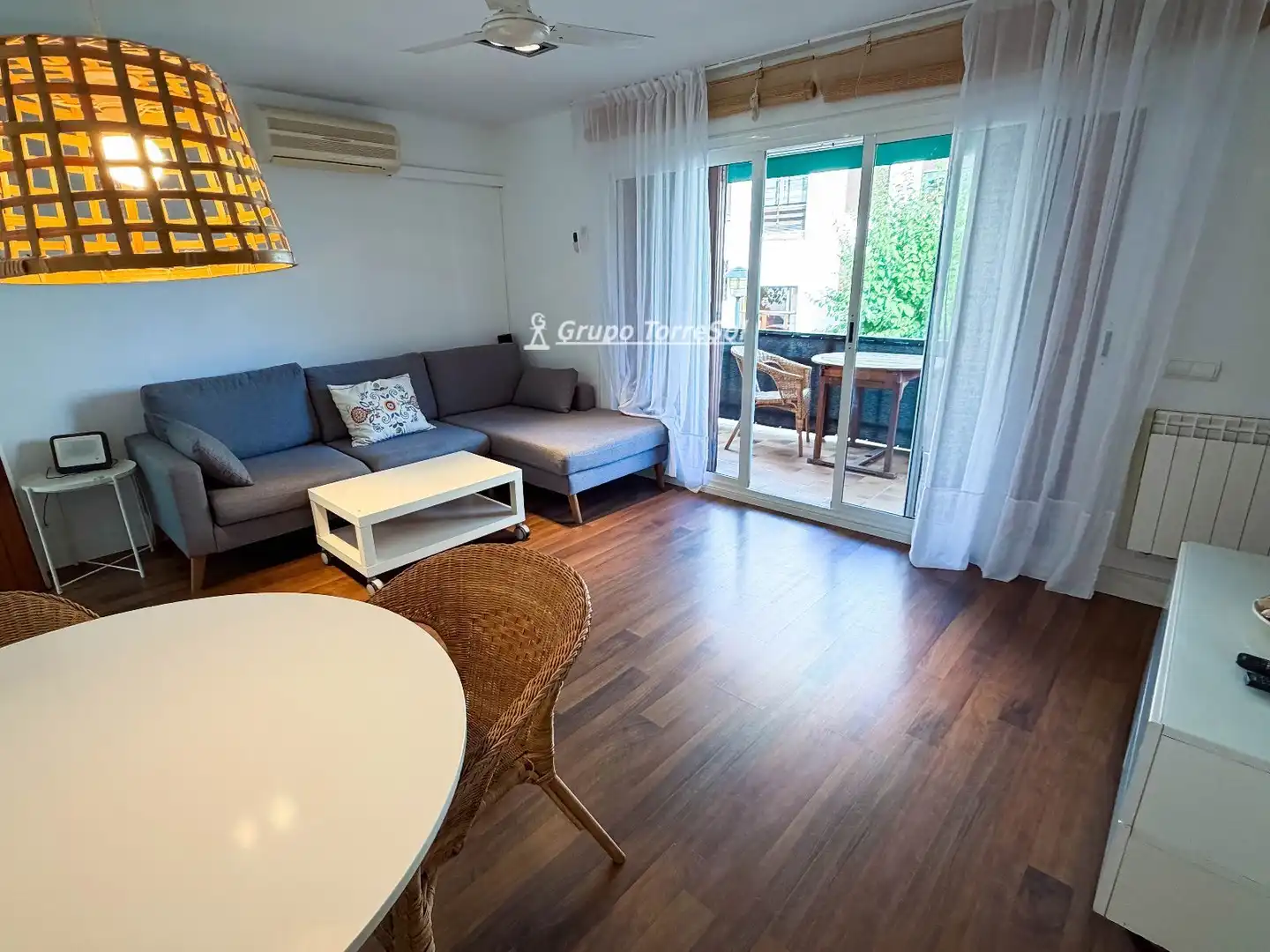 Living room of Flat for sale in El Vendrell  with Terrace, Swimming Pool and Furnished