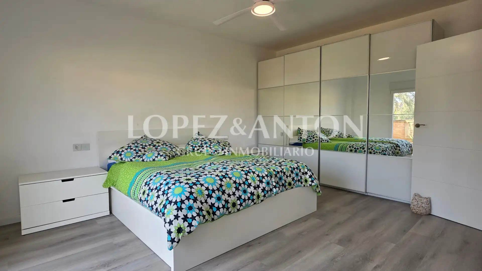 Schlafzimmer von Haus oder Chalet zum Verkauf in L'Eliana mit Klimaanlage, Heizung und Privatgarten
