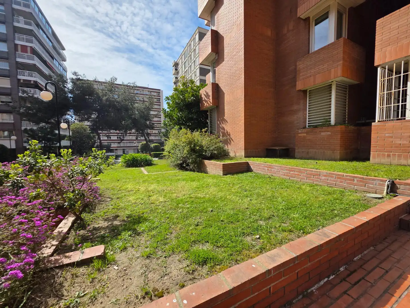 Außenansicht von Erdgeschoss zum Verkauf in Barcelona mit Parkett
