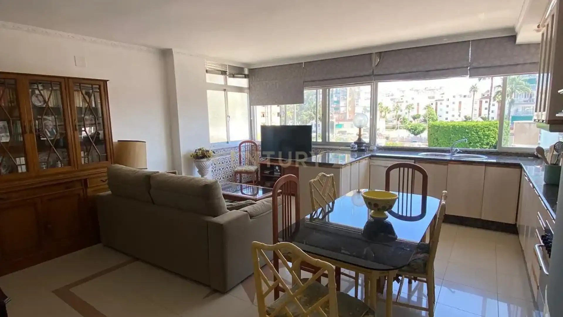 Wohnzimmer von Wohnung zur Miete in Benalmádena mit Klimaanlage, Abstellraum und Mikrowelle