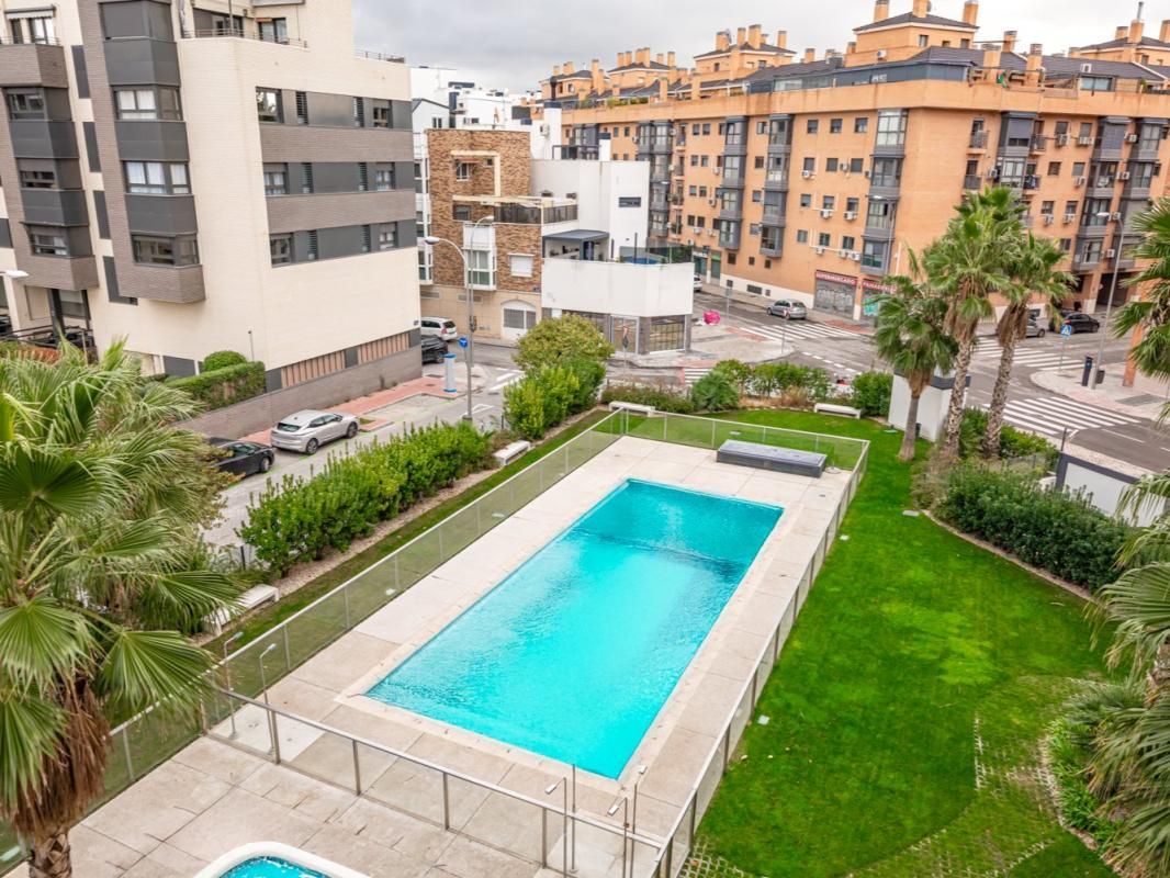 Piscina de Piso en venta en  Madrid Capital con Aire acondicionado, Calefacción y Jardín privado