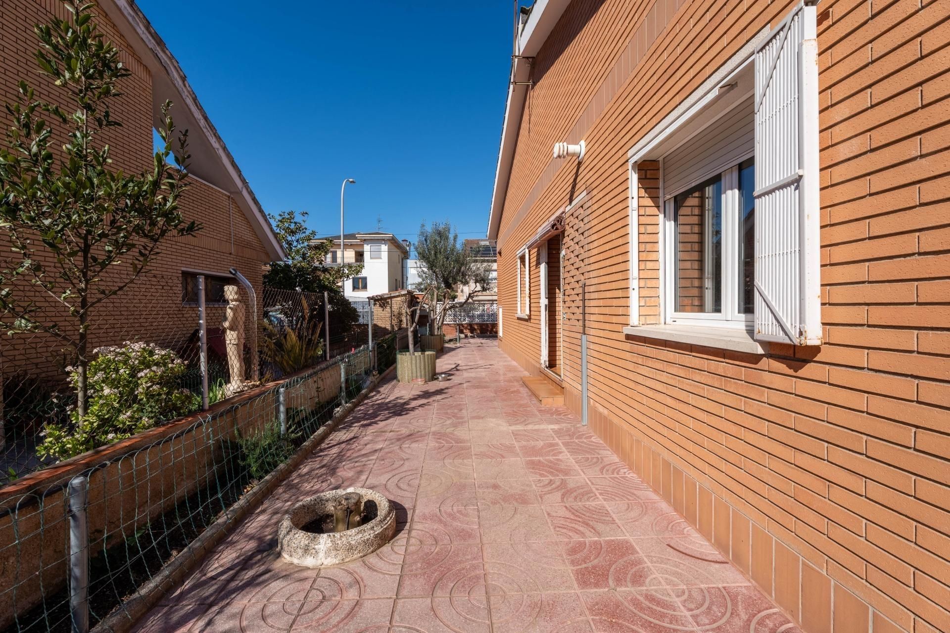 Vista exterior de Casa o chalet en venta en Rubí con Calefacción y Jardín privado