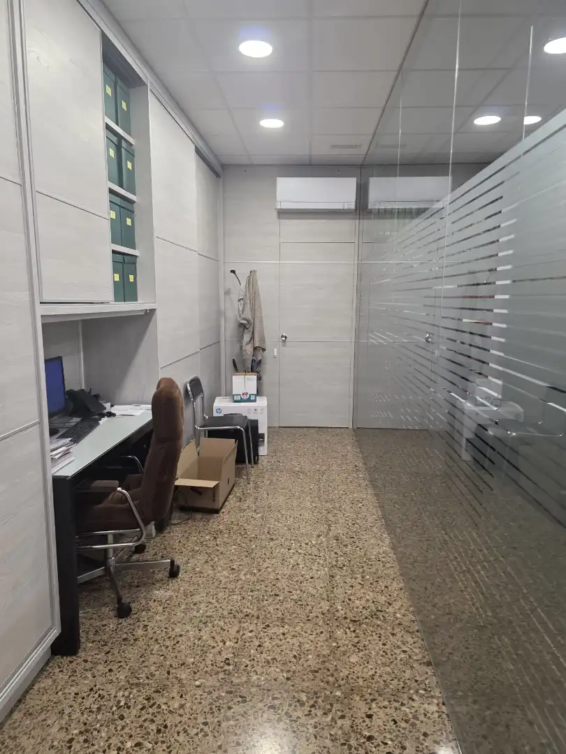 Büro zur Miete in Esplugues de Llobregat mit Klimaanlage, Heizung und Möbliert