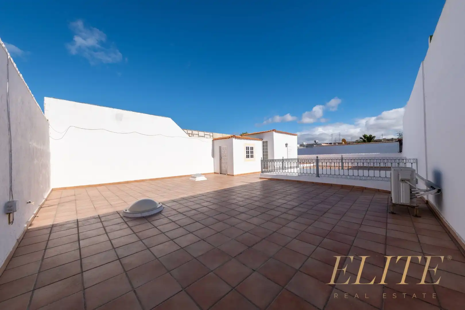 Vista exterior de Casa adosada en venda en San Bartolomé de Tirajana amb Aire condicionat, Calefacció i Jardí privat