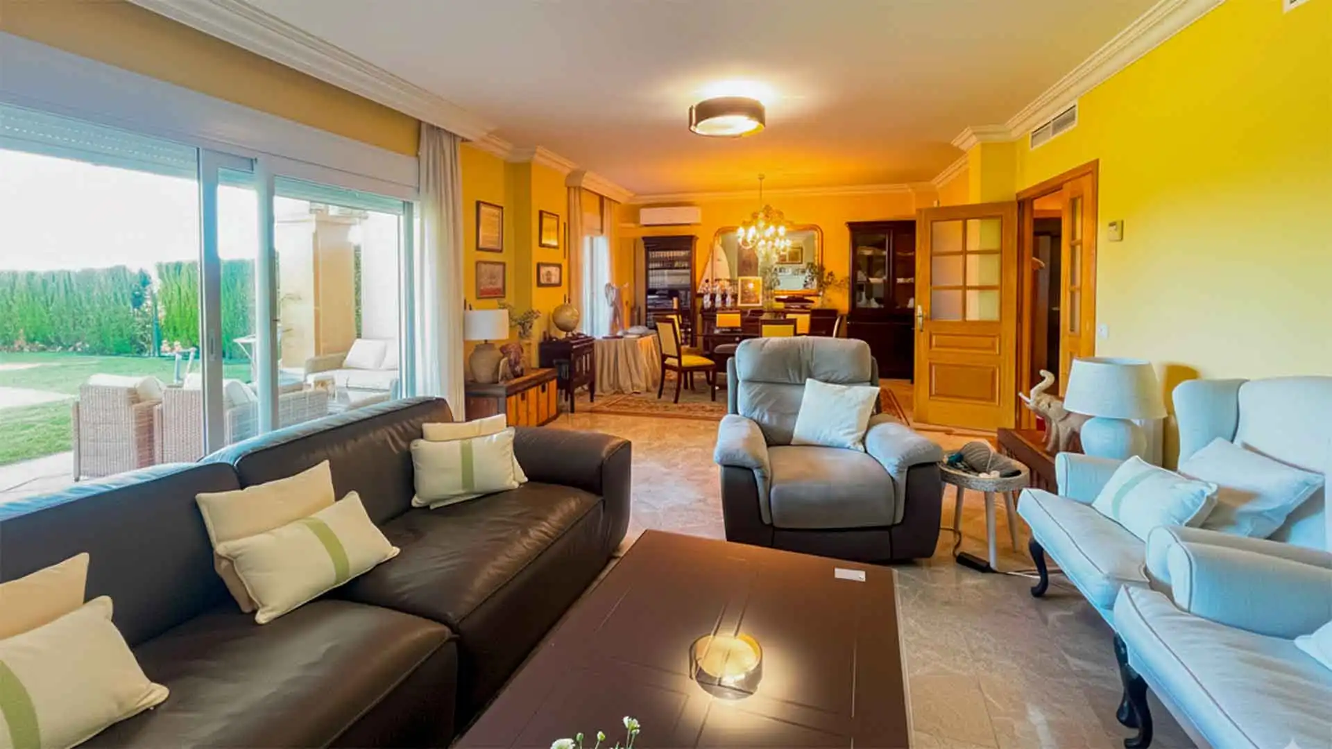 Sala d'estar de Casa adosada en venda en Marbella amb Aire condicionat, Jardí privat i Terrassa