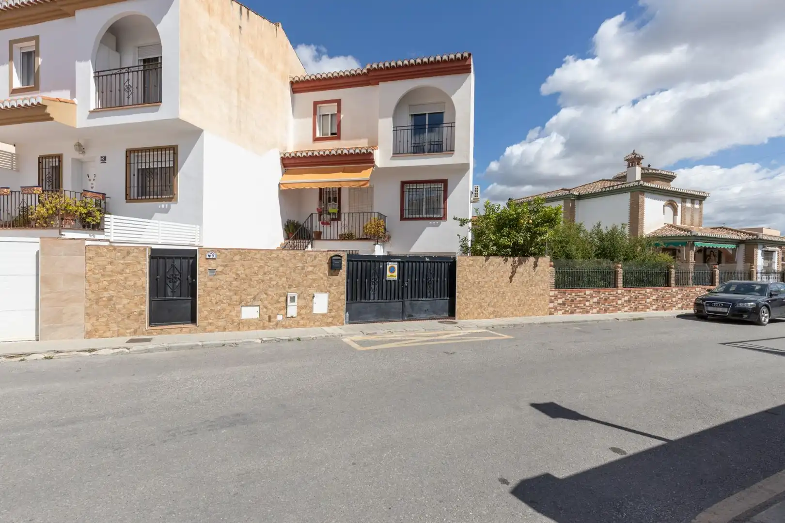 Vista exterior de Casa adosada en venda en Las Gabias amb Aire condicionat, Calefacció i Jardí privat