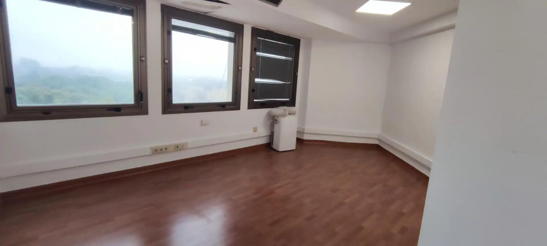 Office for rent in Sevilla  with Air Conditioner