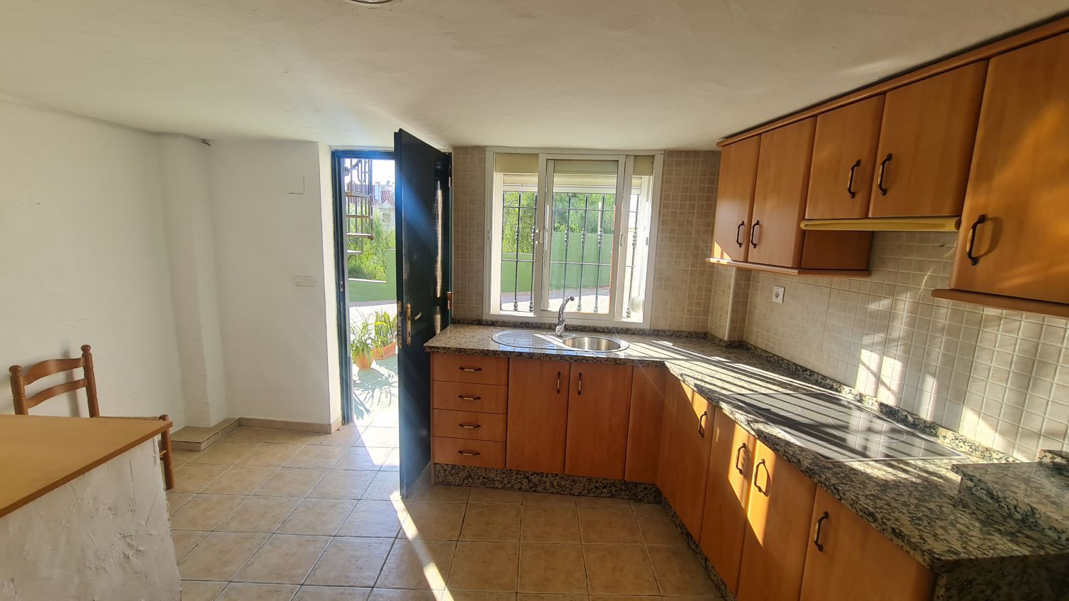 Cuina de Apartament de lloguer en Vélez-Málaga amb Terrassa, Moblat i Piscina comunitària