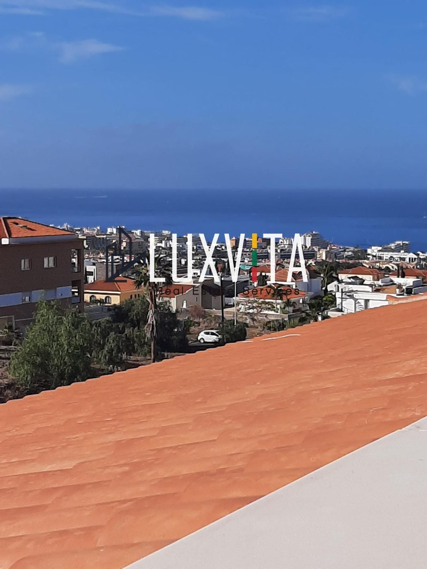 Vista exterior de Casa adosada en venda en Adeje amb Aire condicionat, Terrassa i Balcó