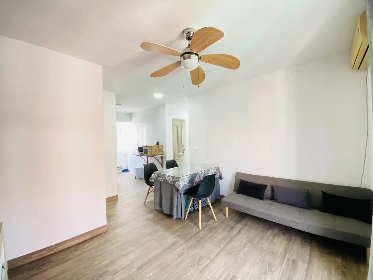 Living room of Flat for rent in Granada  with Air Conditioner, Furnished and Balcony
