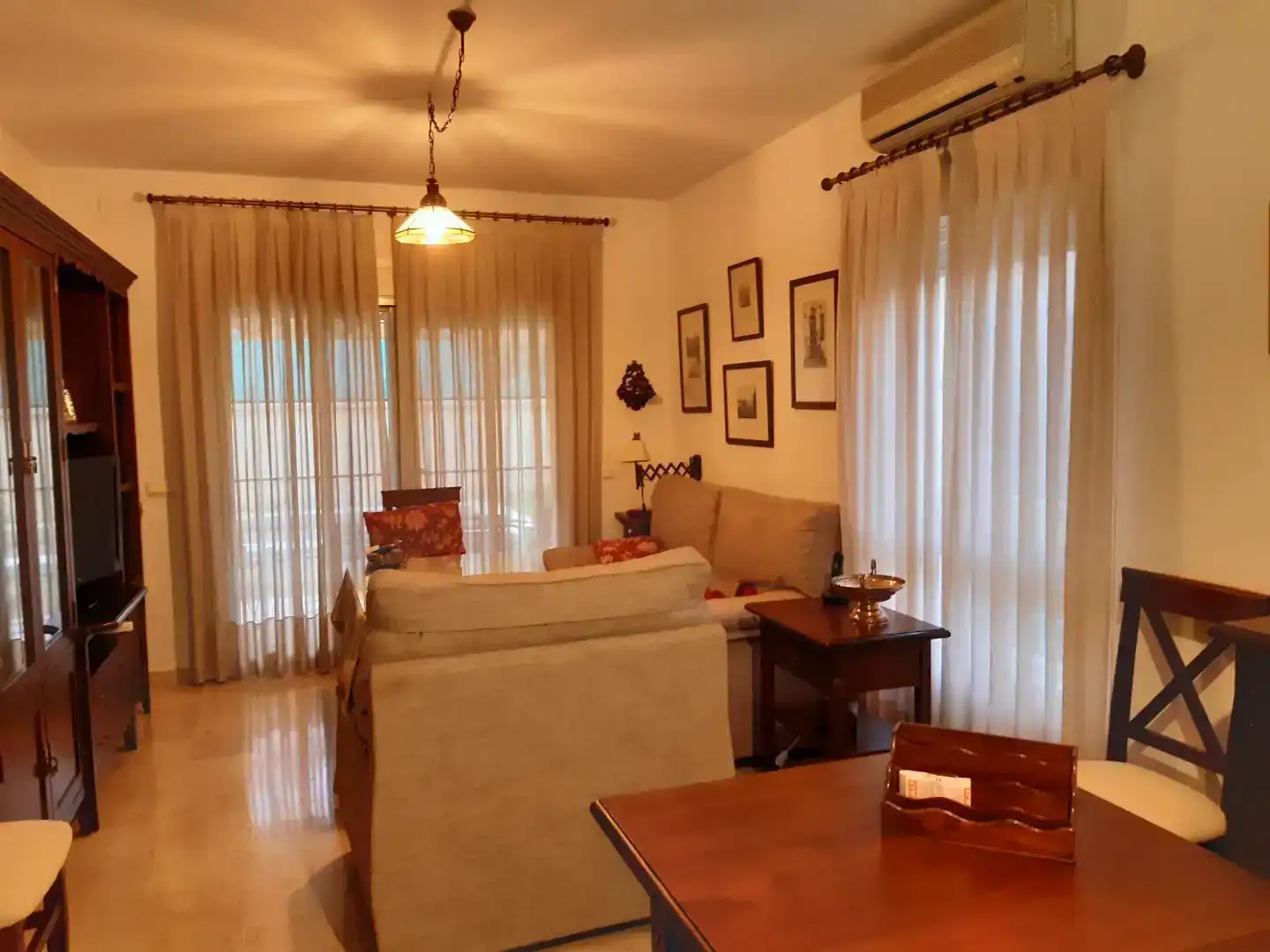 Sala d'estar de Casa o xalet en venda en Espartinas amb Aire condicionat, Jardí privat i Traster
