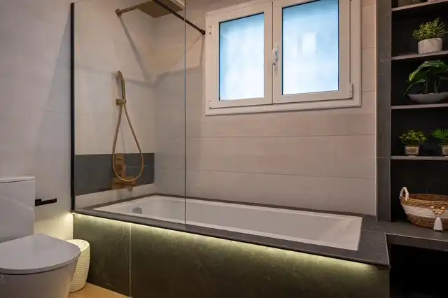 Baño de Finca rústica en venta en La Riera de Gaià con Aire acondicionado, Calefacción y Jardín privado