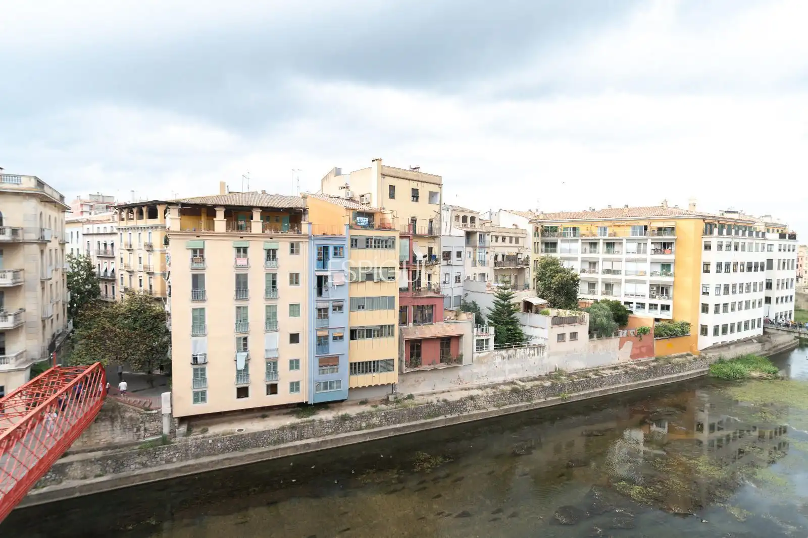 Vista exterior de Edifici en venda en Girona