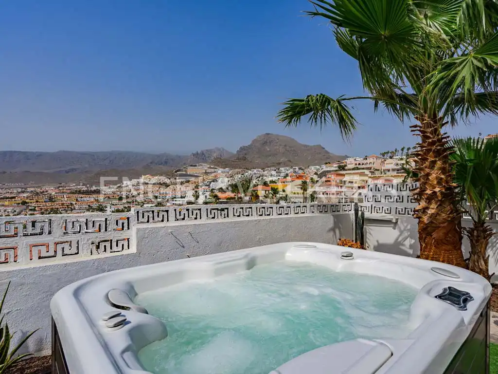 Vista exterior de Casa o chalet en venta en Adeje con Terraza, Amueblado y Jacuzzi
