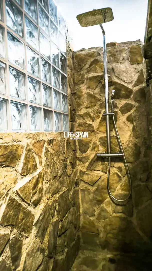 Badezimmer von Country house zum Verkauf in Rasquera mit Klimaanlage, Privatgarten und Terrasse