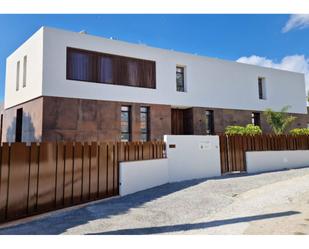 Vista exterior de Casa o xalet en venda en Benidorm amb Aire condicionat, Terrassa i Piscina