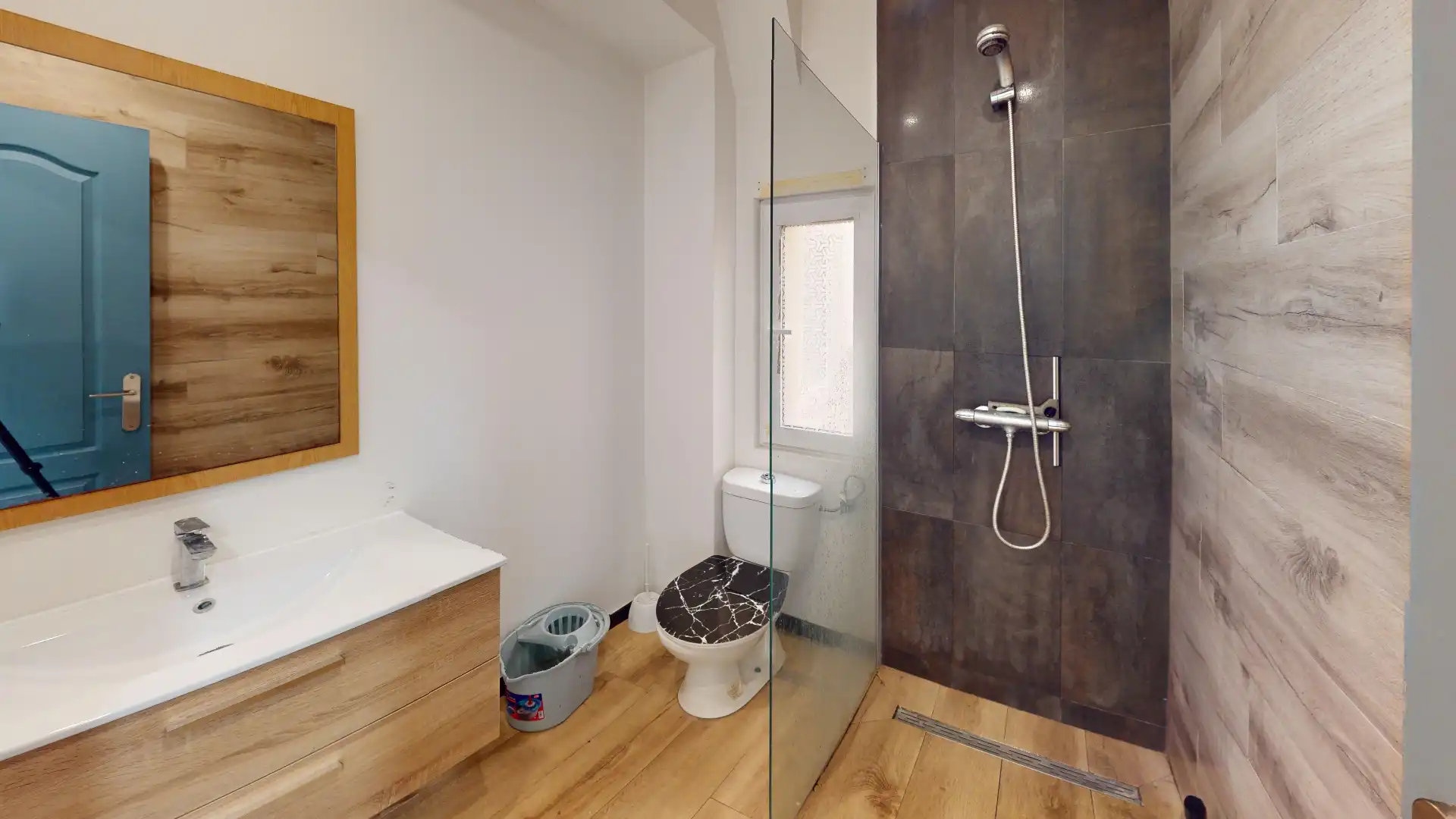 Baño de Piso en venta en Alicante / Alacant con Amueblado, Lavadora y Balcón