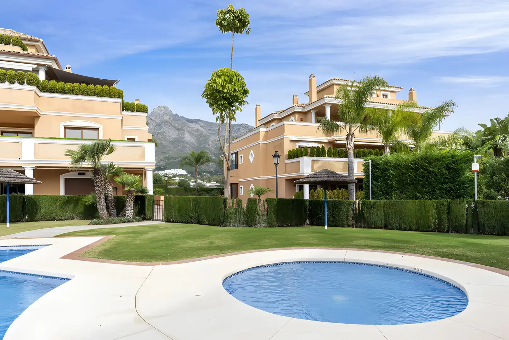 Außenansicht von Erdgeschoss zum Verkauf in Marbella mit Klimaanlage, Terrasse und Schwimmbad