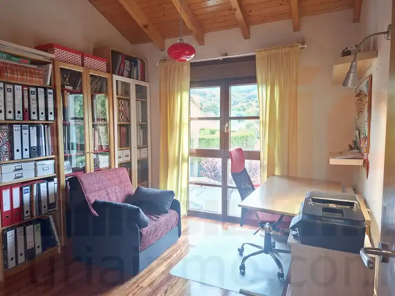 Sala de estar de Casa o chalet en venta en Sariego con Calefacción, Terraza y Trastero