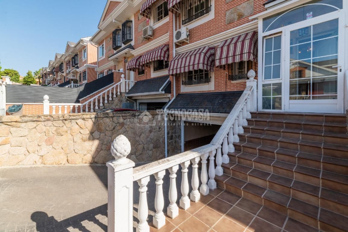 Exterior view of Single-family semi-detached for sale in Arroyomolinos (Madrid)