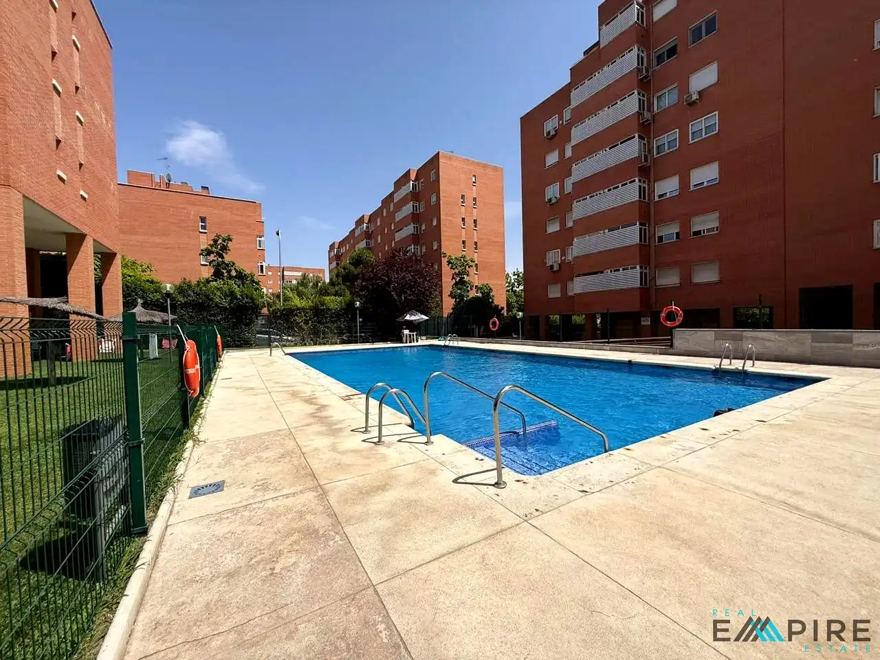 Piscina de Piso en venta en Madrid con Calefacción, Trastero y Piscina