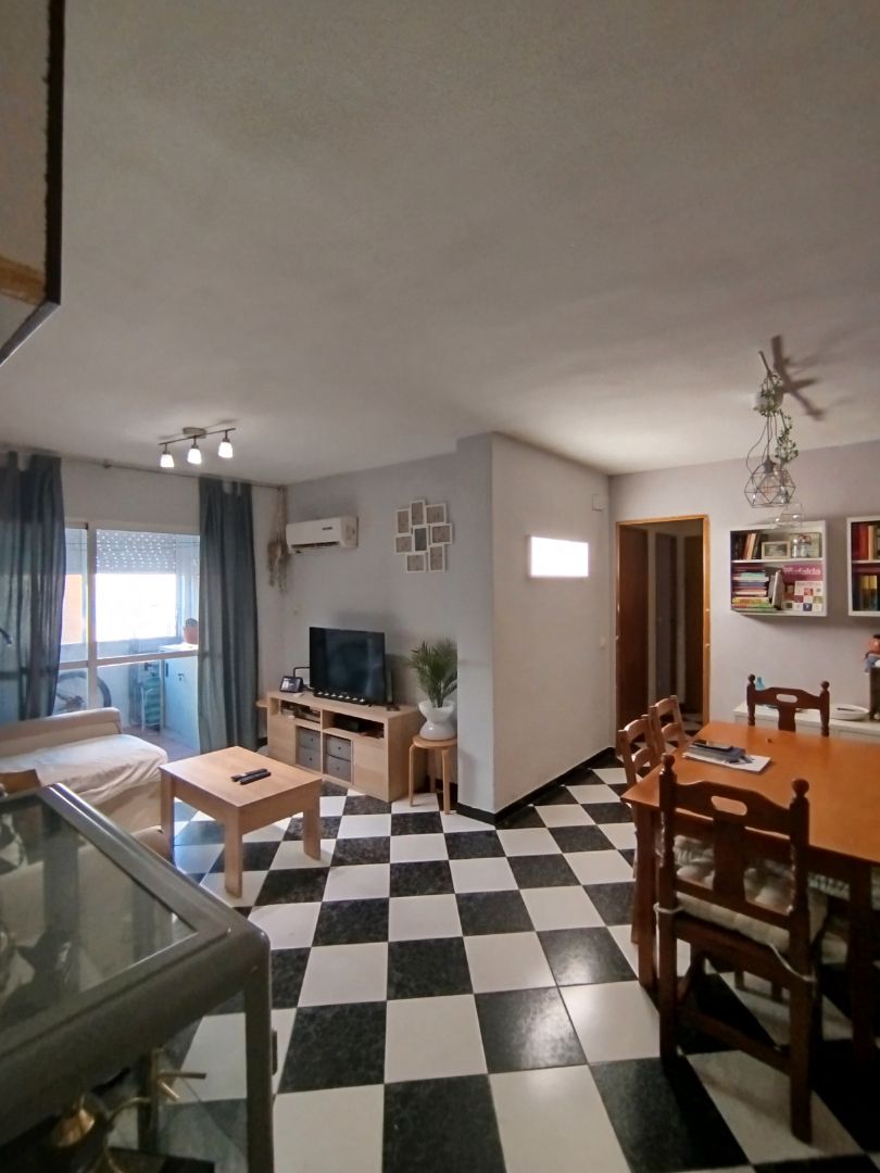 Living room of Flat for sale in  Sevilla Capital  with Air Conditioner, Terrace and Storage room