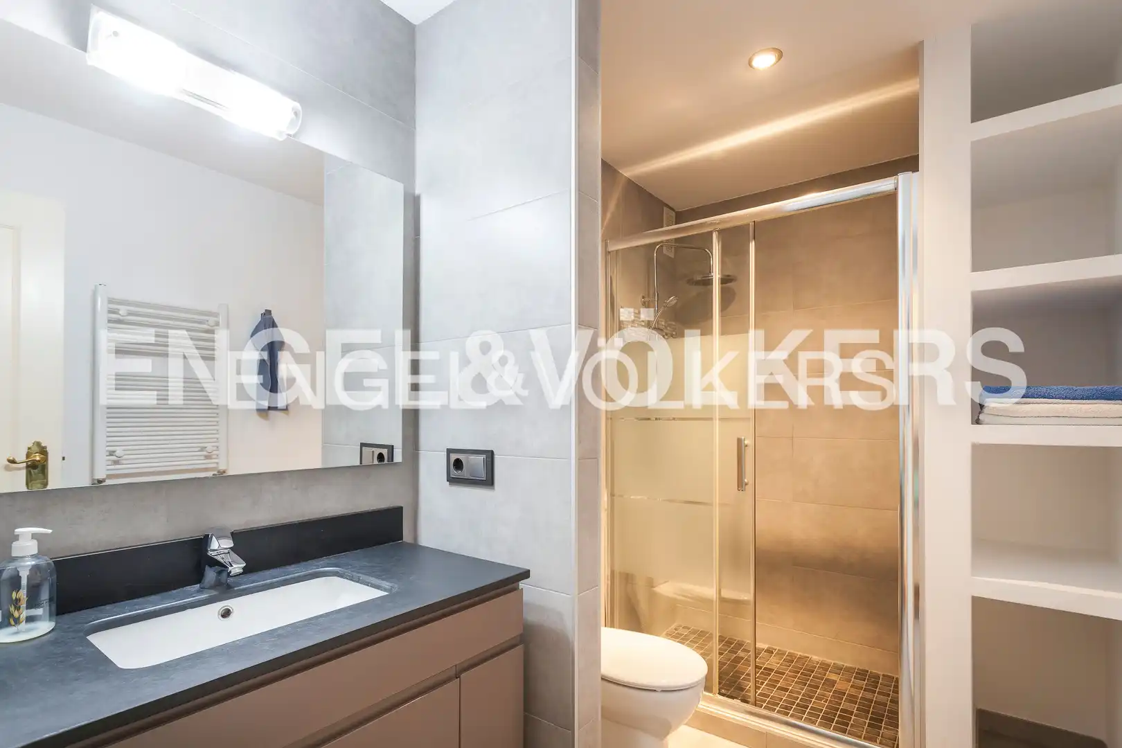 Bathroom of Flat for sale in Madrid  with Air Conditioner, Heating and Private garden