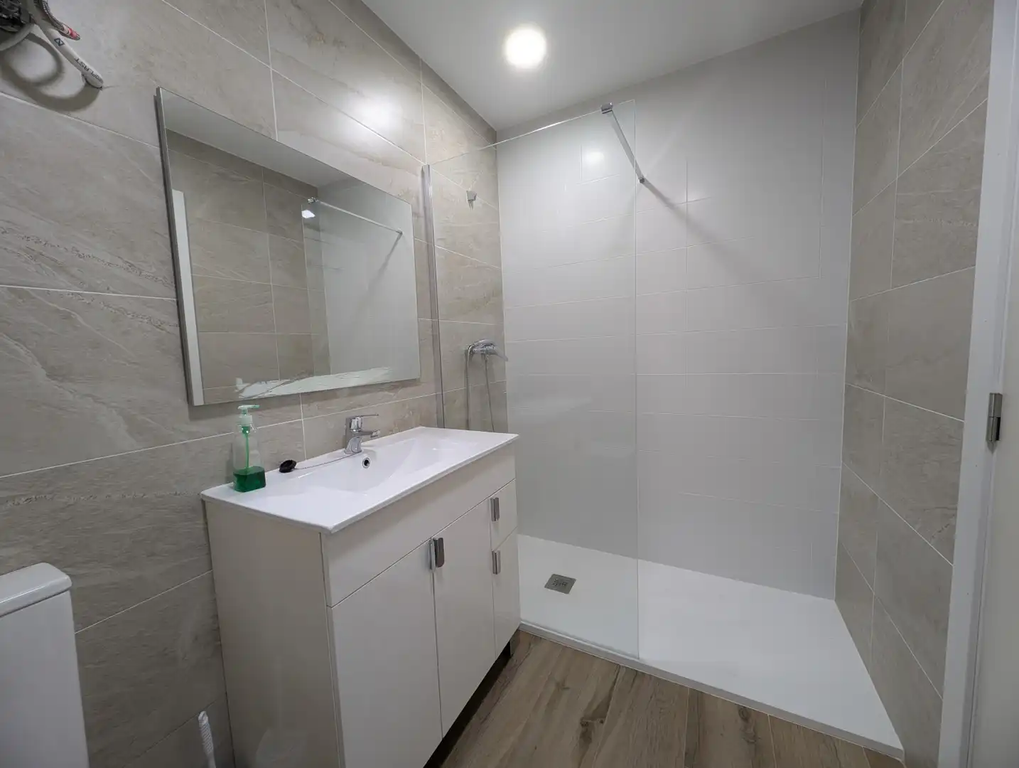 Badezimmer von Fabrikhallen zur Miete in Colindres