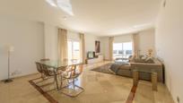 Sala d'estar de Apartament en venda en Sotogrande amb Aire condicionat, Terrassa i Piscina