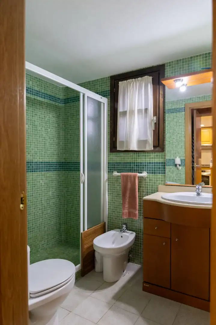 Bany de Apartament en venda en Espot amb Calefacció, Jardí privat i Parquet