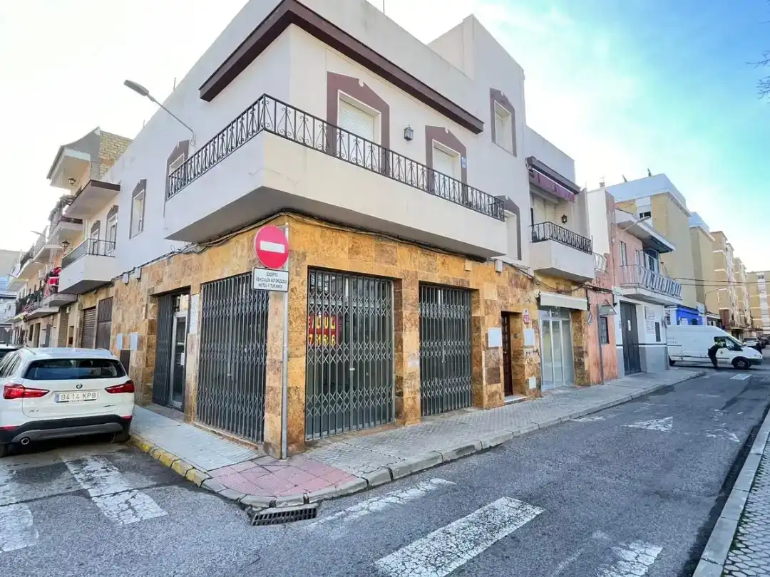 Vista exterior de Casa o xalet en venda en Camas amb Aire condicionat i Balcó