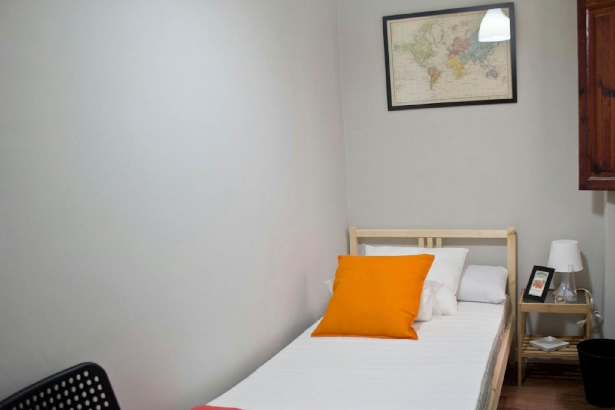 Bedroom of Flat to share in  Valencia Capital  with Washing machine and Internet