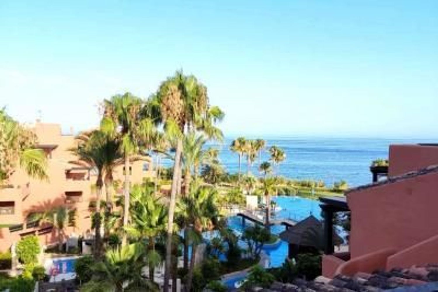 Vista exterior de Dúplex en venda en Estepona amb Jardí privat, Terrassa i Traster