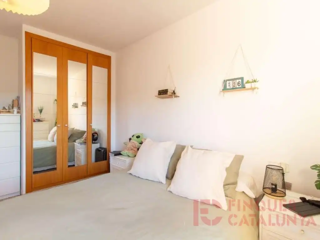 Bedroom of Flat for sale in Girona