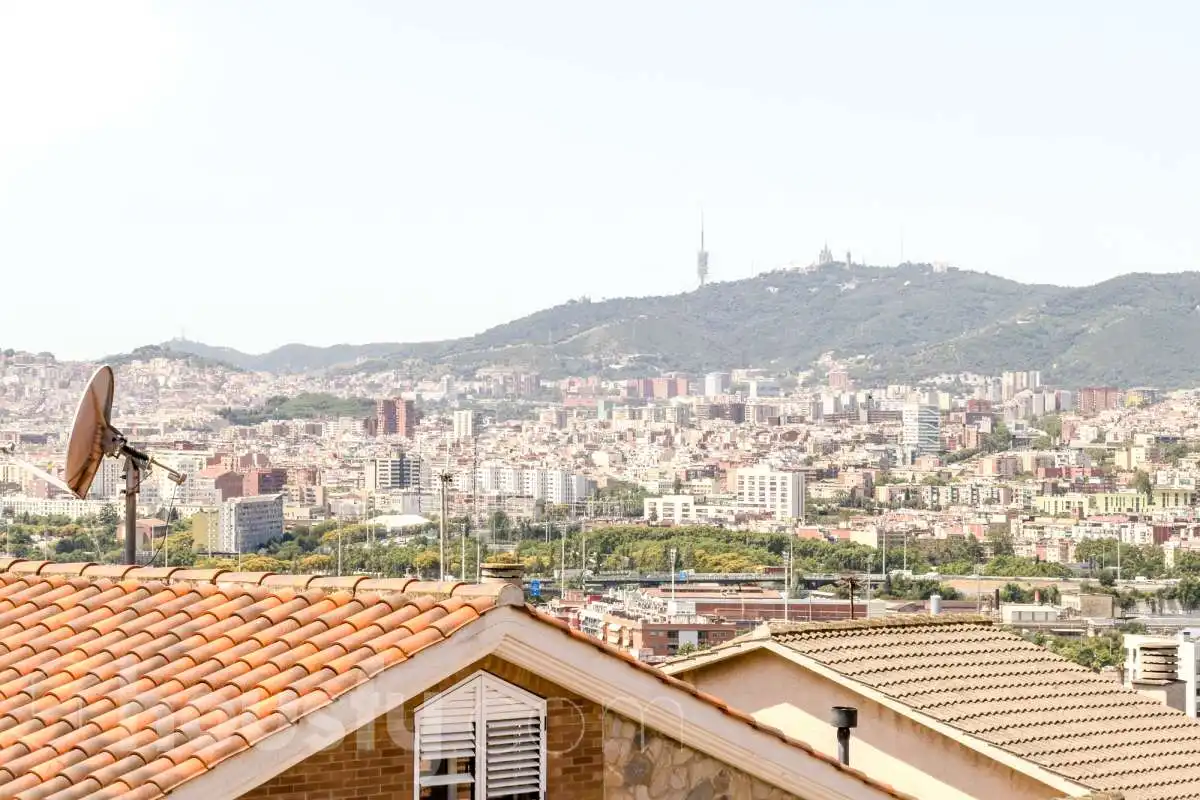 Exterior view of Houses for sale in Santa Coloma de Gramenet  with Air Conditioner, Heating and Private garden