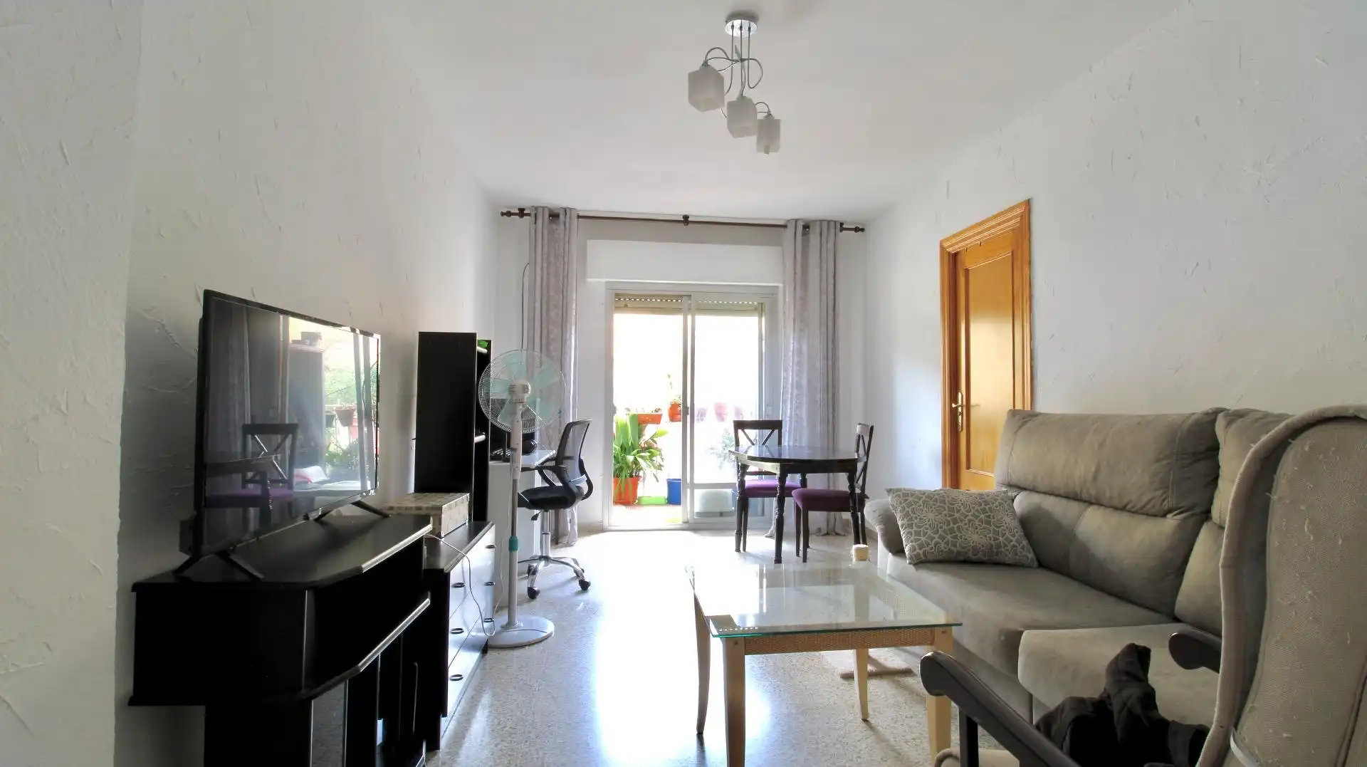 Sala d'estar de Pis en venda en Granada amb Balcó