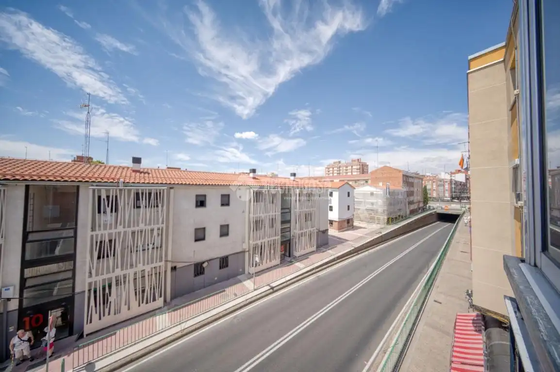Vista exterior de Pis en venda en Valladolid amb Aire condicionat i Balcó