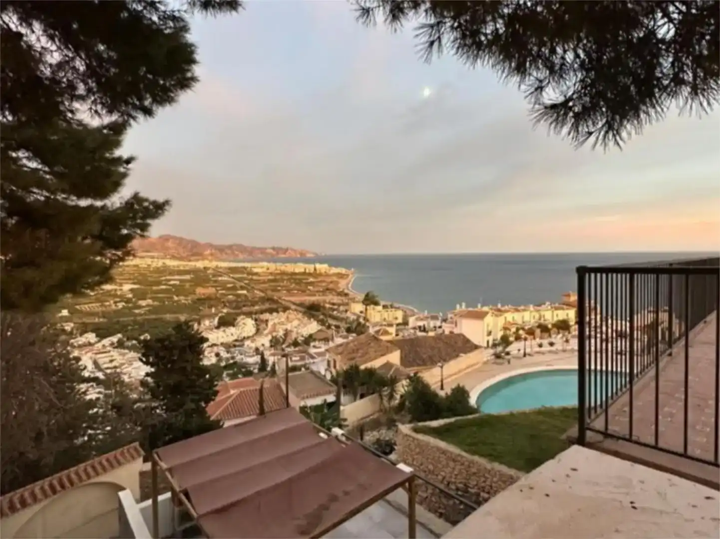 Vista exterior de Apartament de lloguer en Nerja amb Jardí privat i Moblat