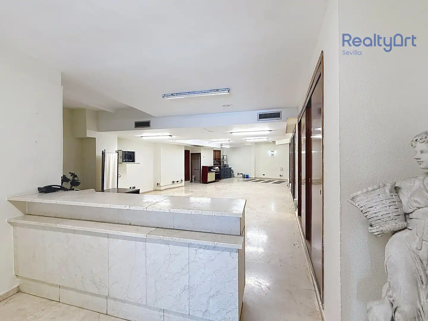 Office space with lift for sale in Triana, imagen 2