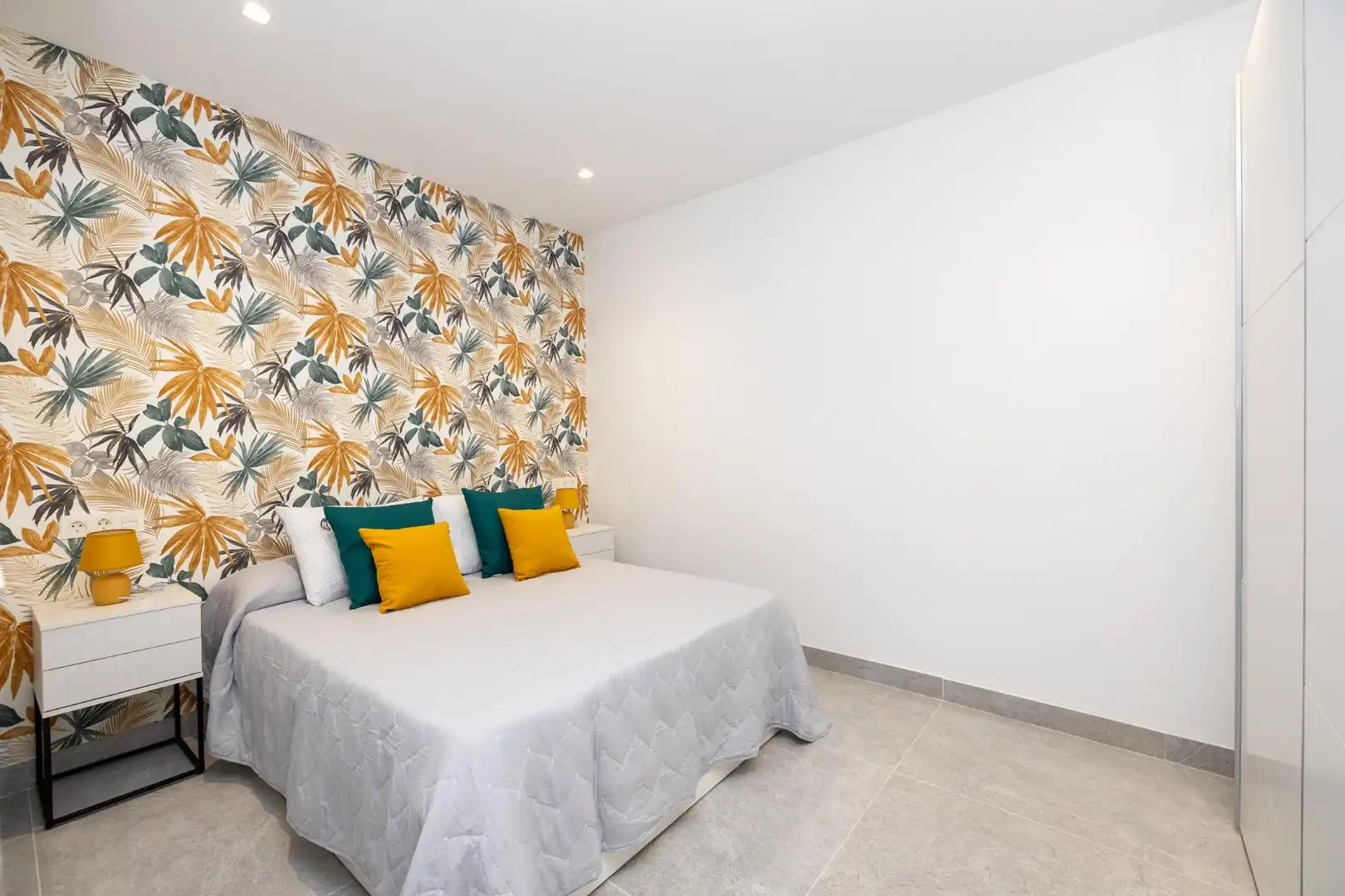 Bedroom of Flat for sale in Granada  with Air Conditioner, Heating and Furnished