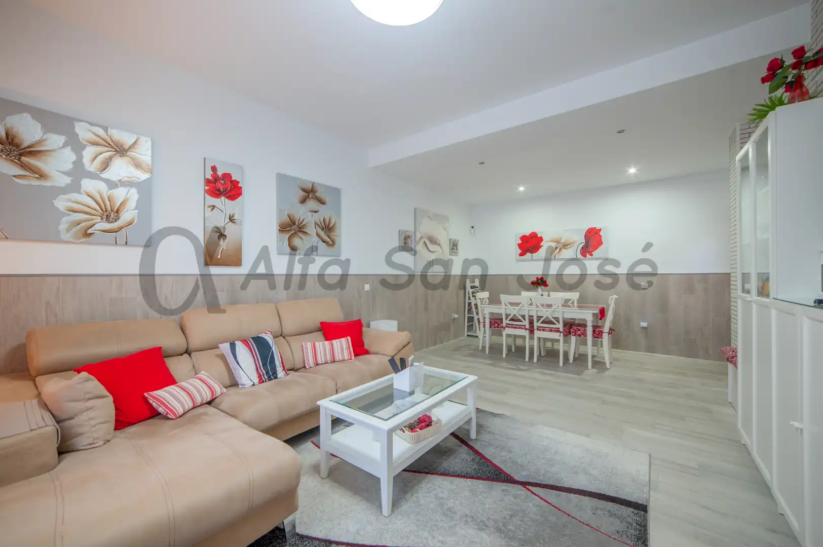 Sala d'estar de Casa adosada en venda en La Rinconada amb Aire condicionat i Moblat